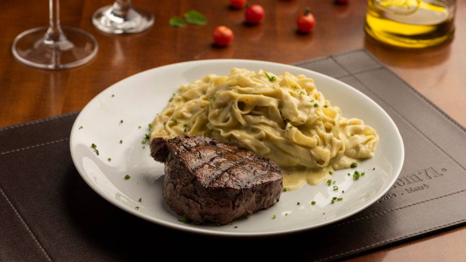 Queridinho do curitibano, mignon está no menu de 24 restaurantes do Festival Bom Gourmet Uma das opções de prato principal do almoço do Armazém 71 Cucina – Vino, o mignon ganha acompanhamento de fettuccine artesanal ao molho gorgonzola.