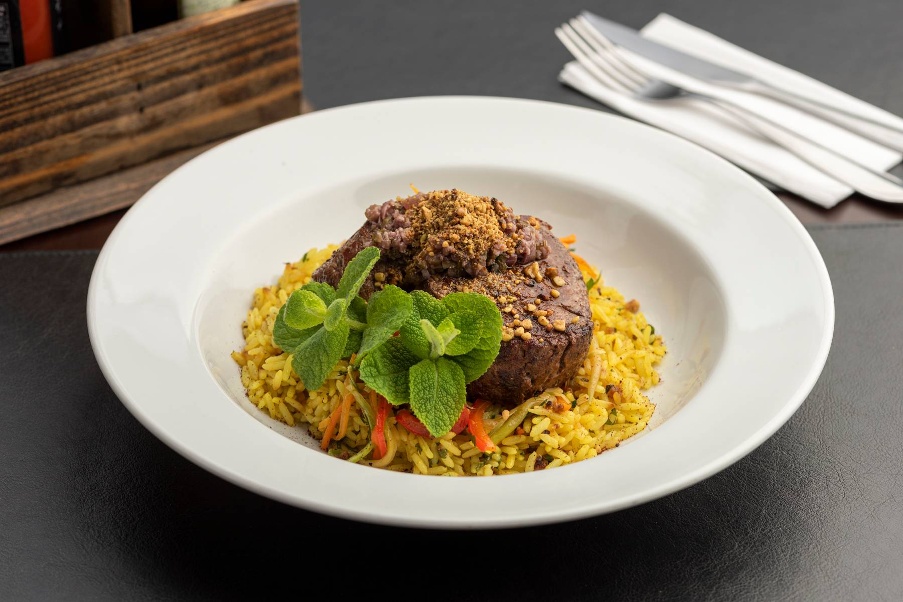 Mignon Azait (mignon grelhado ao molho de azeitonas verdes e pretas, acompanhado de arroz de açafrão, fios de legumes na manteiga e cobertura de pistache e nozes crocantes) no menu do Festival das quatro unidades do BaraQuias. Mignon Azait (mignon grelhado ao molho de azeitonas verdes e pretas, acompanhado de arroz de açafrão, fios de legumes na manteiga e cobertura de pistache e nozes crocantes) no menu do Festival das quatro unidades do BaraQuias.