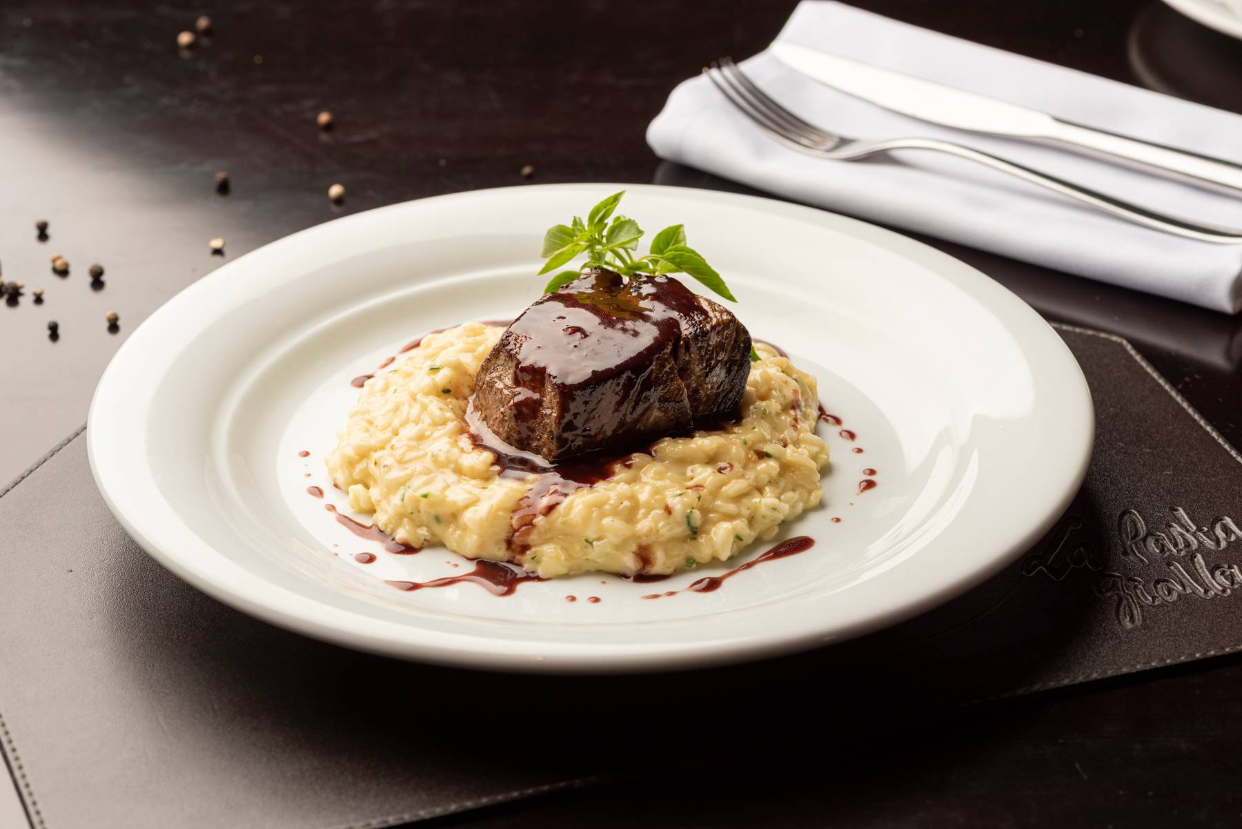 Medalhão de Filé Mignon ao molho de vinho do Porto com risoto de Grana Padano do La Pasta Gialla do Pátio Batel e ParkShoppingBarigüi. Medalhão de Filé Mignon ao molho de vinho do Porto com risoto de Grana Padano do La Pasta Gialla do Pátio Batel e ParkShoppingBarigüi.