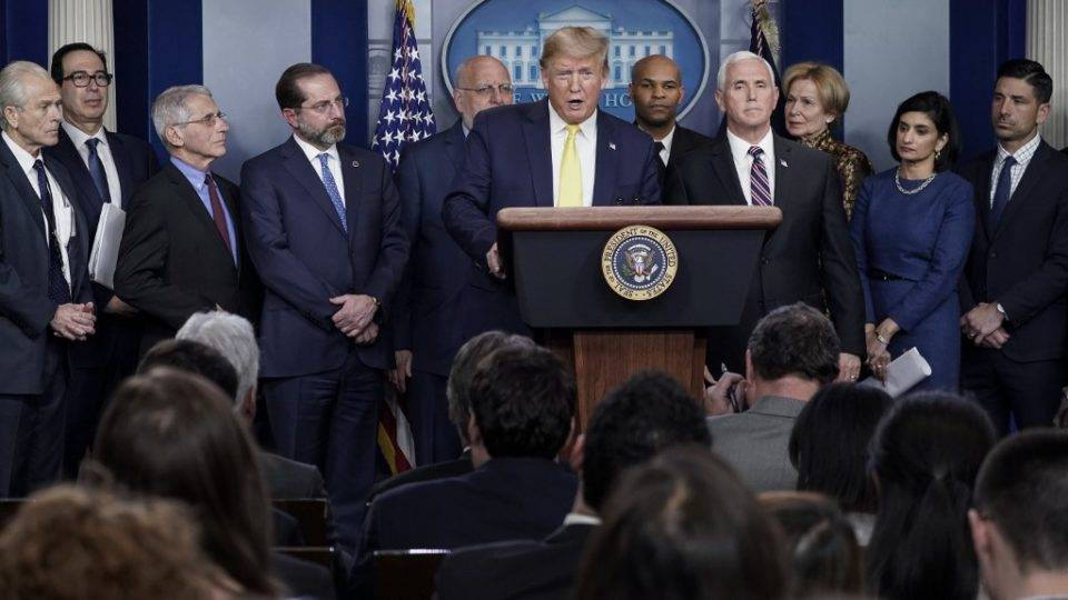 EUA devem apresentar proposta de benefícios para aliviar impacto do coronavírus Trump em coletiva de imprensa com a força-tarefa do governo dos EUA para o combate ao coronavírus.