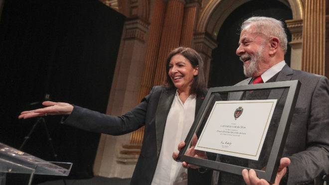 Lula recebe título de cidadão honorário de Paris: condenado circula livremente pela Europa.