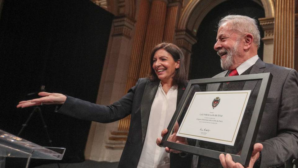 Lula livre na Europa é atestado de fracasso das nossas leis e tribunais Lula recebe título de cidadão honorário de Paris: condenado circula livremente pela Europa.
