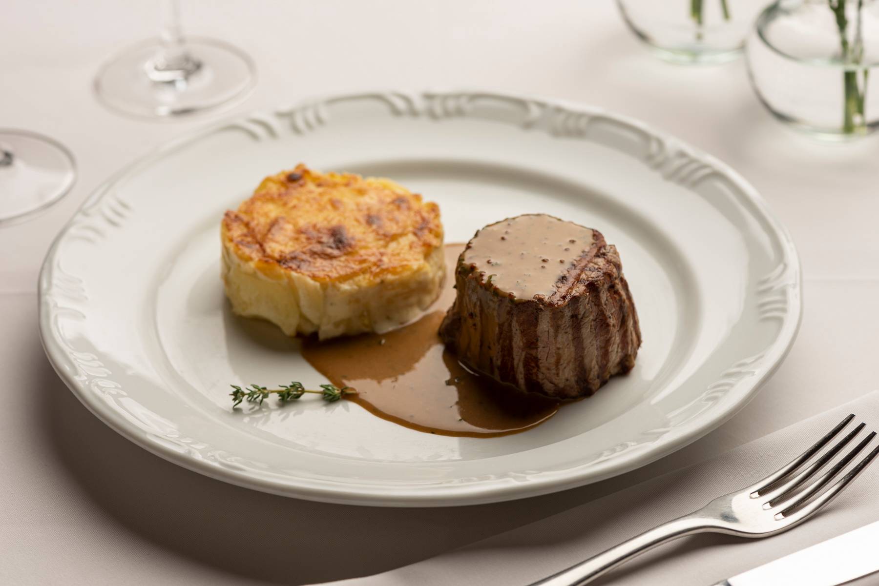 Mignon Dijon com ervas (mignon grelhado com molho de mostarda e batatas gratinadas) no menu do L'Épicerie. Mignon Dijon com ervas (mignon grelhado com molho de mostarda e batatas gratinadas) no menu do L'Épicerie.