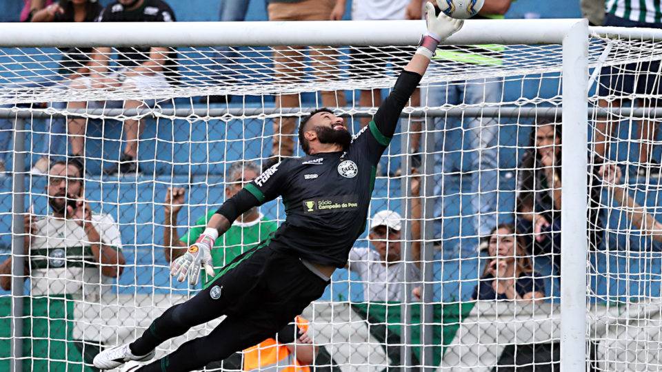 Titular, barrando Wilson, Muralha completa um ano de Coritiba: “Me sinto em casa” Muralha faz defesa importante contra o Paraná, no Estadual de 2019