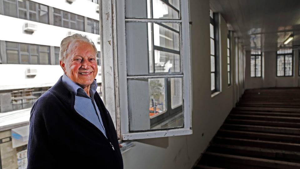 Pioneiro da TV paranaense, ator Sinval Martins morre aos 87 anos Sinval Martins, ator, publicitário e radialista, trabalhou grande parte da vida no prédio da Rua Barão do Rio Branco esquina com rua José Loureiro no centro de Curitiba, onde funcionava a loja HM.