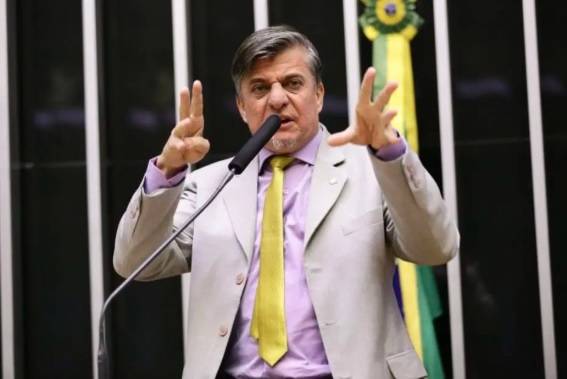 Deputado propõe amputação de mãos de políticos corruptos. PL é devolvido Deputado propõe amputação de mãos de políticos corruptos. PL é devolvido
