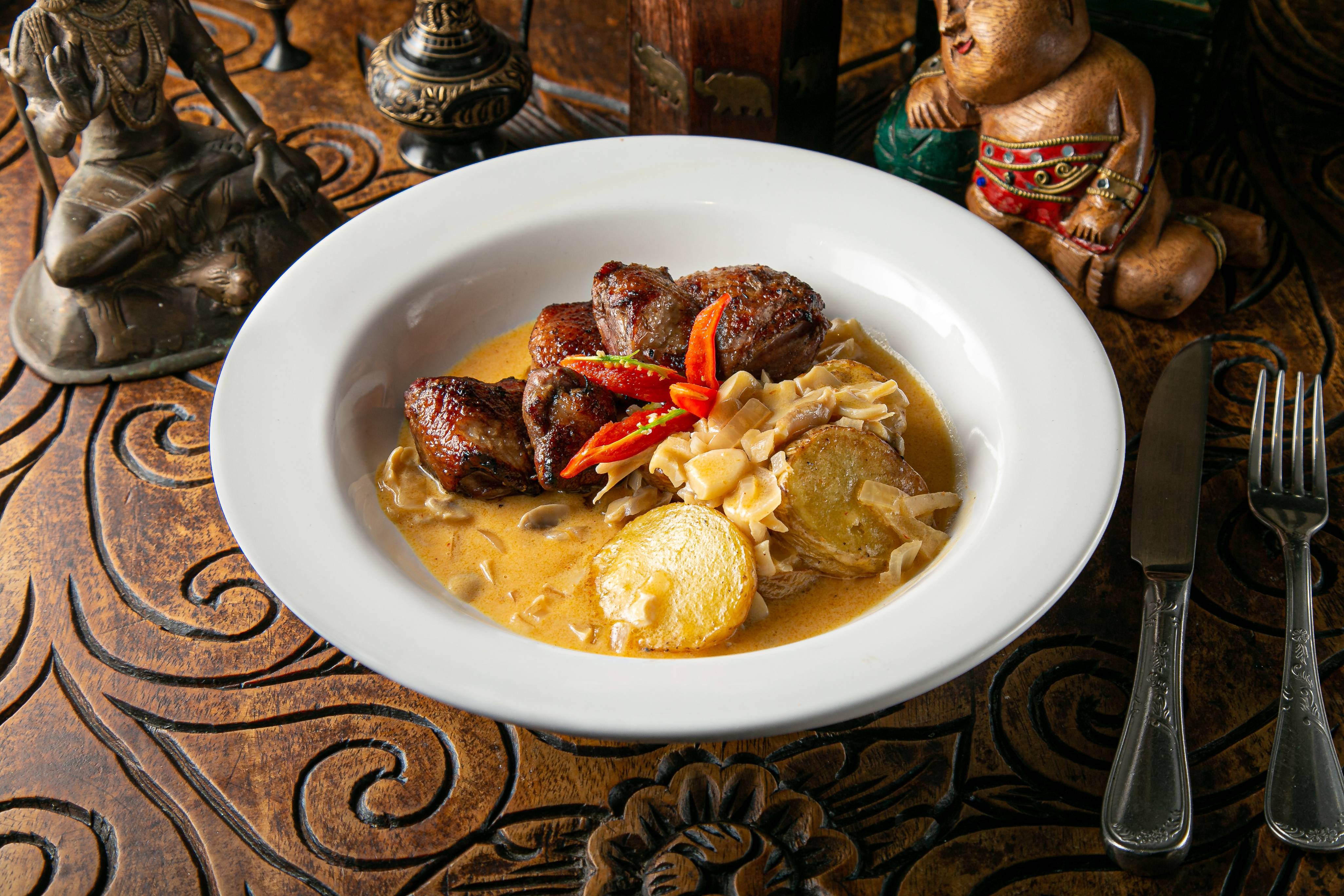 Tandori Duck é um magret de pato assado no forno tandoor com batatas e molho panang. Josué Monteiro/ Cachaça Comunicações Tandori Duck é um magret de pato assado no forno tandoor com batatas e molho panang. Josué Monteiro/ Cachaça Comunicações
