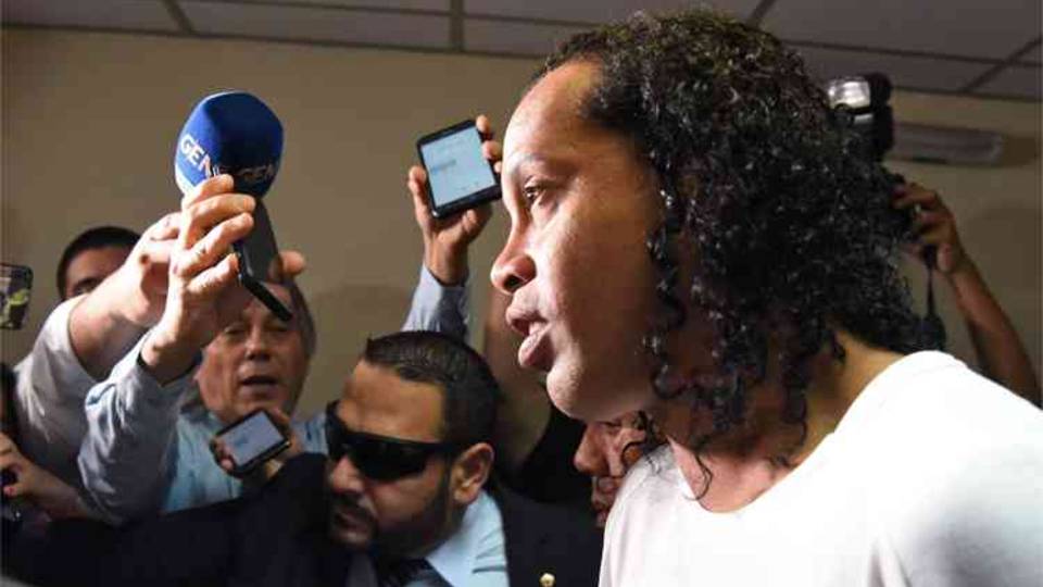 Advogados de Ronaldinho apontam que brasileiro é tratado com discriminação Ronaldinho segue preso no Paraguai