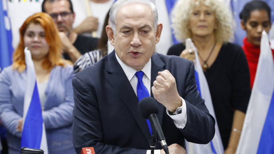 Tribunal rejeita pedido de Netanyahu para adiar julgamento por corrupção Netanyahu discursa na cidade de Petah Tikva.