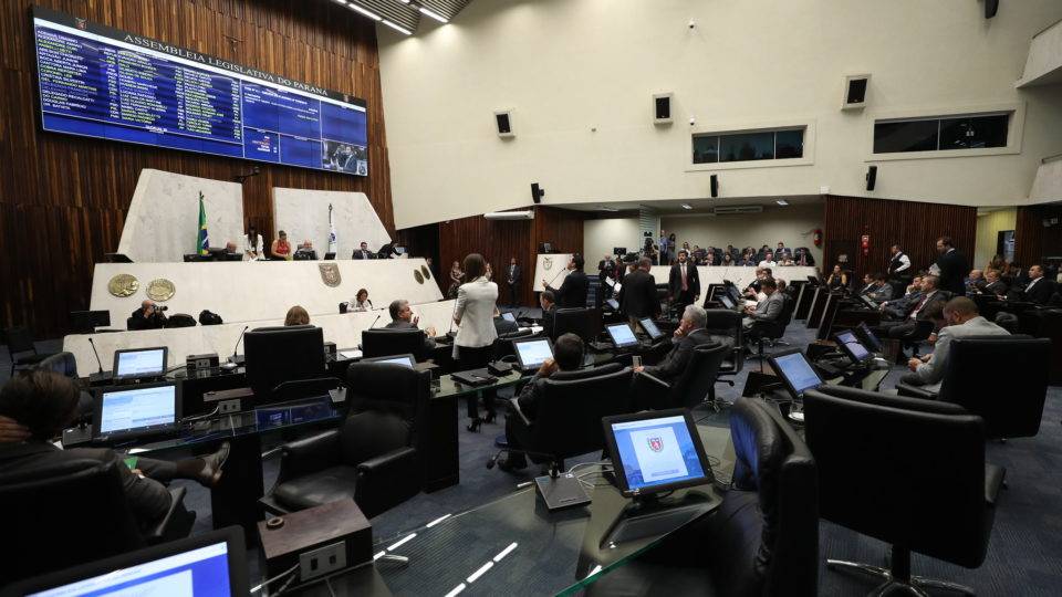 Deputados aprovam projeto que barra condenados por crimes contra mulheres em cargos públicos Sessão plenária na Assembleia Legislativa do Paraná.