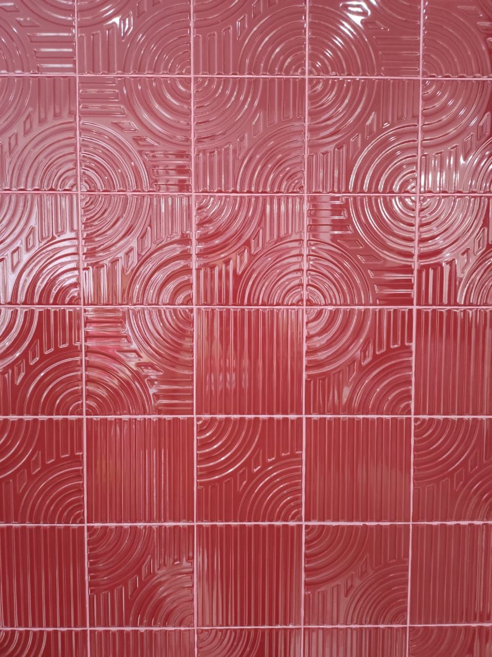 A Eliane traz uma série de azulejos assinados pelo designer carioca Zanine de Zanini, com cores e relevos diferentes. E, em comemoração aos 60 anos da marca, lançam o azulejo Poente, em um vermelho Velvet, que reinterpreta a azulejaria dos anos de 1960. A Eliane traz uma série de azulejos assinados pelo designer carioca Zanine de Zanini, com cores e relevos diferentes. E, em comemoração aos 60 anos da marca, lançam o azulejo Poente, em um vermelho Velvet, que reinterpreta a azulejaria dos anos de 1960.