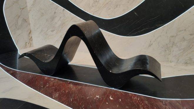 Chaise Separadeira, criada por Jaime Lerner e adaptada por Samira Barakat para ser produzida em mármore maciço | Foto: Luan Galani/HAUS