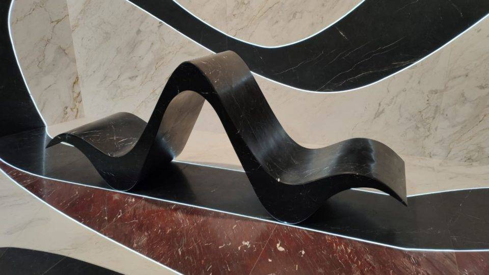 Jaime Lerner Design lança móveis em mármore maciço Chaise Separadeira, criada por Jaime Lerner e adaptada por Samira Barakat para ser produzida em mármore maciço | Foto: Luan Galani/HAUS