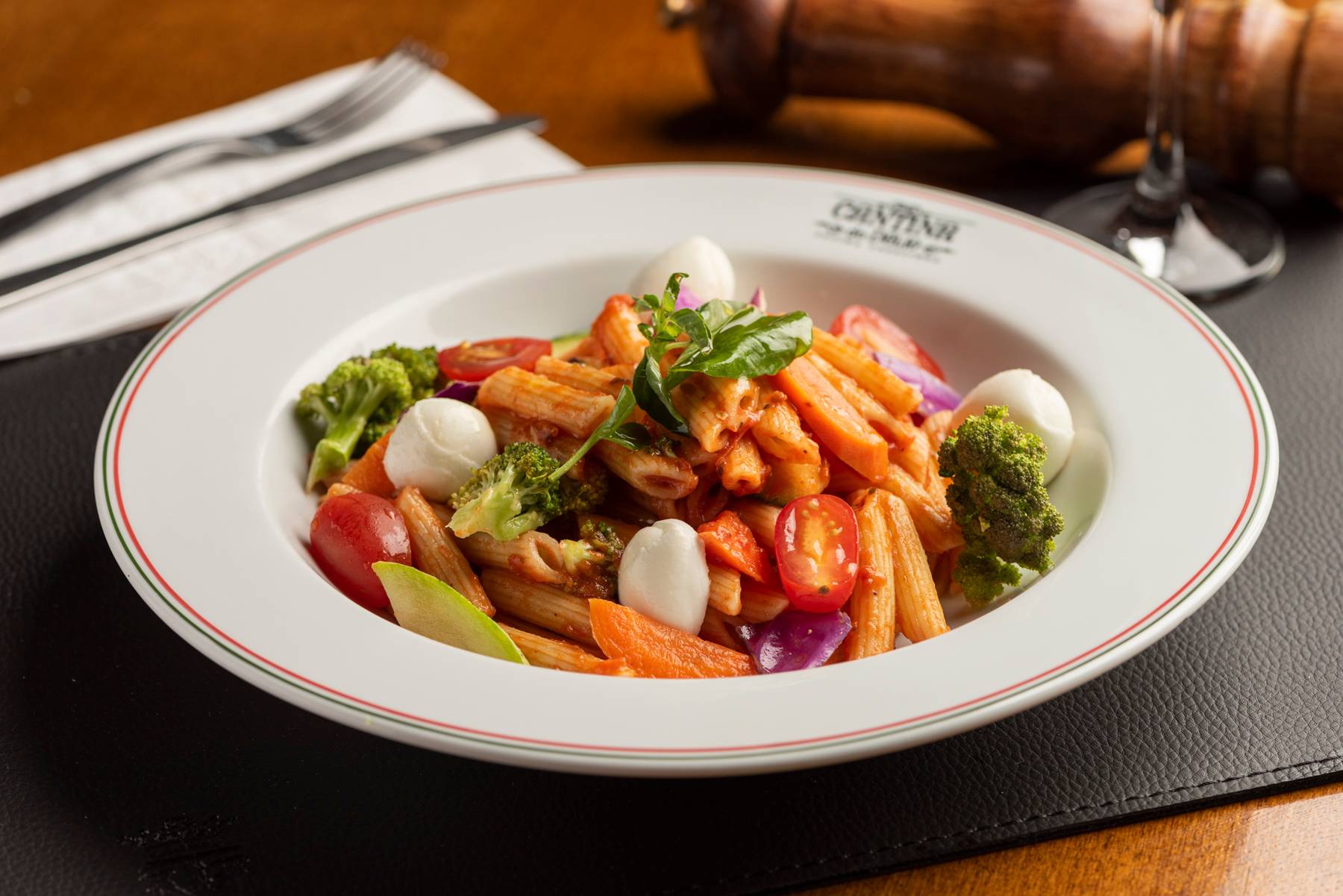 Penne alla Primavera (pasta grano duro com vegetais assados, muçarela de búfala, pomodoro e manjericão), opção de prato principal do jantar da Cantina do Délio. Penne alla Primavera (pasta grano duro com vegetais assados, muçarela de búfala, pomodoro e manjericão), opção de prato principal do jantar da Cantina do Délio.