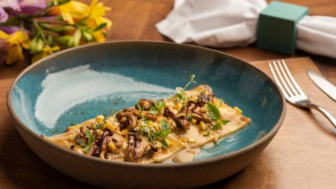 O Festival Bom Gourmet tem diversas opções sem carne dentre os mais de 140 menus do evento, como o raviolini com recheio cremoso de milho verde, velouté de cogumelos e alho-poró do Sel Et Sucre.