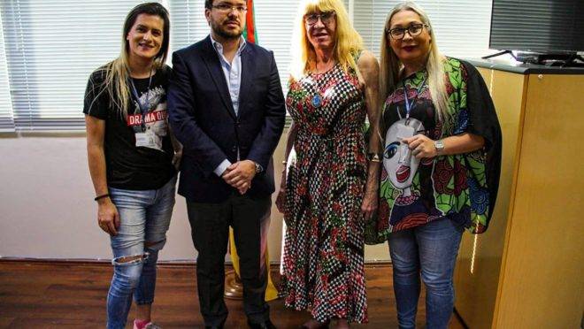 Foto divulgada por grupos LGBT sobre a reunião feita com o presidente do Cremers, Eduardo Neubarth. Segundo ele, não foi instaurada sindicância contra a psiquiatra Akemi Shiba.