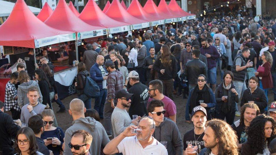 Evento de cerveja em Curitiba serve mais de 200 rótulos do Brasil Festival da Cultura Cervejeira Artesanal