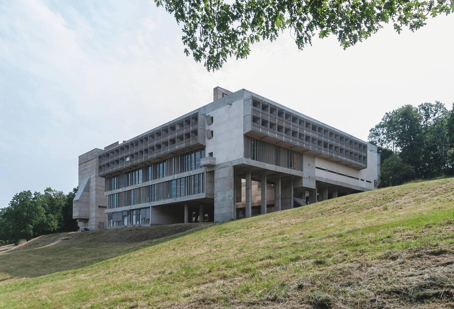 Convento de La Tourette, na França, de Le Corbusier: construção em declive e estrutura em concreto armado aparente e vidro. Fotos: Fernando Schapochnik/ArchDaily Convento de La Tourette, na França, de Le Corbusier: construção em declive e estrutura em concreto armado aparente e vidro. Fotos: Fernando Schapochnik/ArchDaily