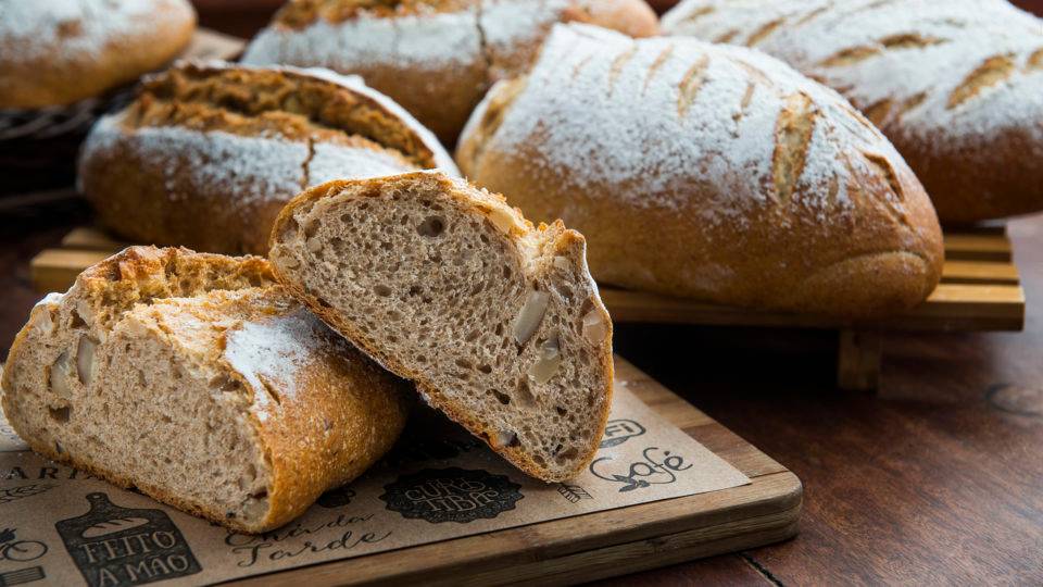 Após 20 anos no Bigorrilho, Prestinaria abre nova unidade em Curitiba Roteiro de pães com fermentação natural . Na foto pão integral da Prestinaria Pães .