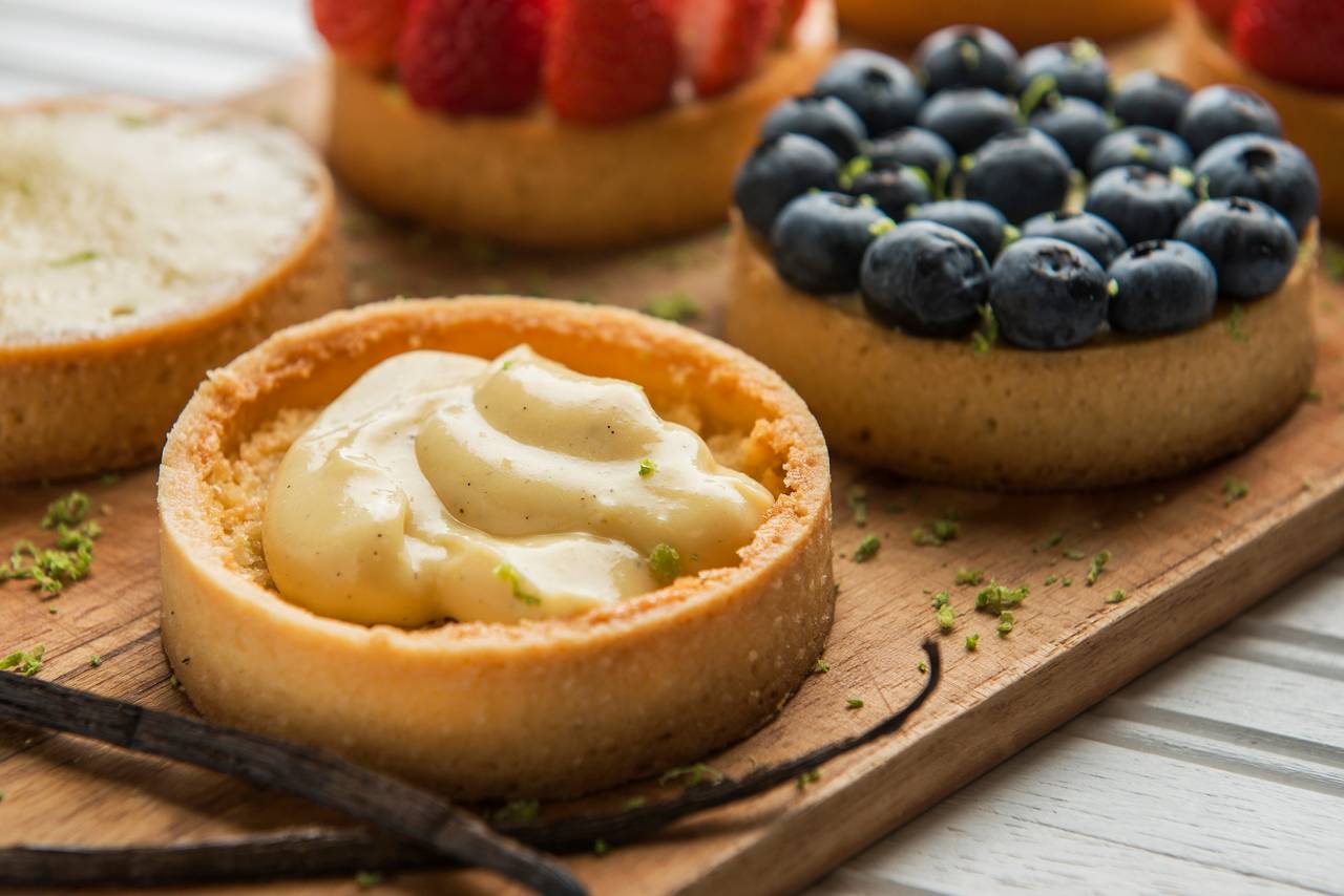 Sugestão da chef Paula Xavier é servir o creme de confeiteiro com frutas frescas em uma tartelette