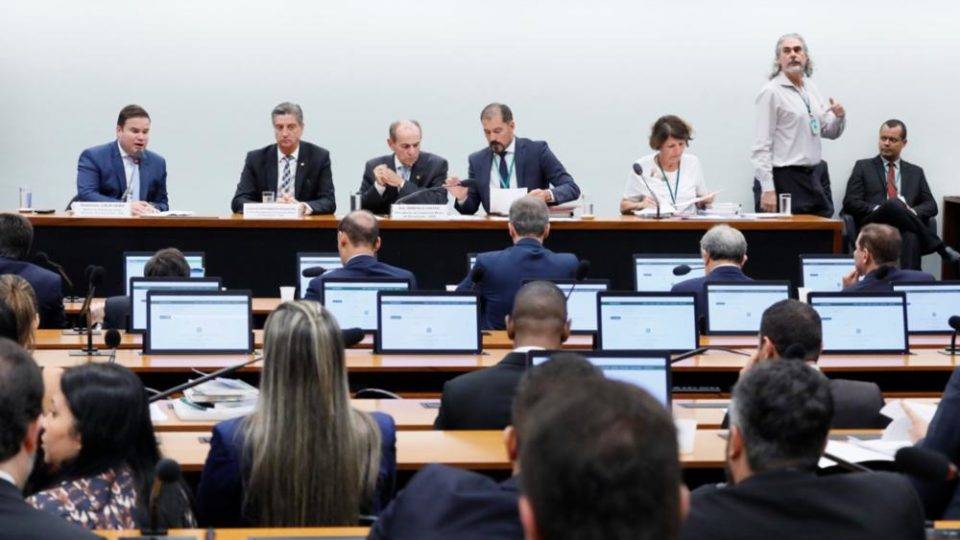 Deputado Cacá Leão (PP-BA) fala durante reunião da CMO que aprovou os PLNs encaminhados pelo governo Bolsonaro.
