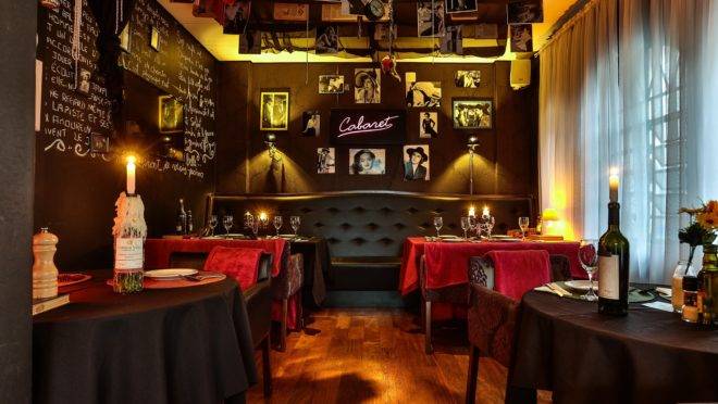 Toda segunda, a rolha é livre no La Máfia Trattoria. Ou seja, você pode levar sua garrafa de vinho preferida sem pagar nenhum valor adicional por isso.