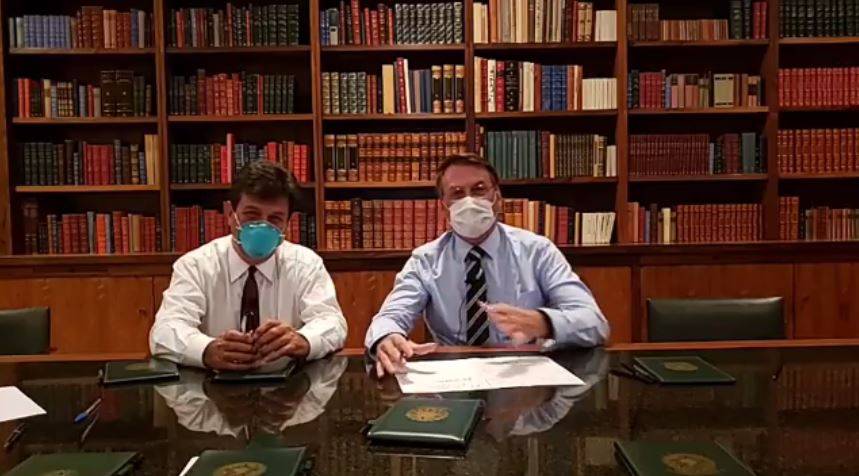 O presidente Jair Bolsonaro e o ministro da Saúde, Luiz Henrique Mandetta, durante live nesta quinta-feira.