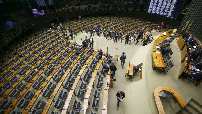 Plenário da Câmara dos Deputados vazio nesta quinta-feira (12) depois de portaria que restringiu acesso por causa do coronavírus.