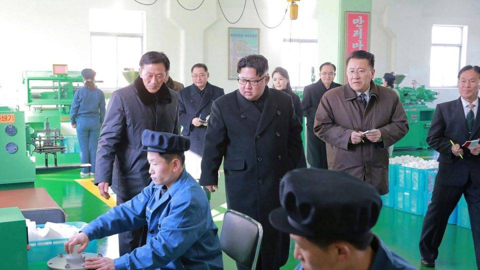 Kim Jong-un pode estar à beira da morte, segundo inteligência americana Kim Jong-Un visita uma fábrica de medicamentos em Pyongyang | -AFP