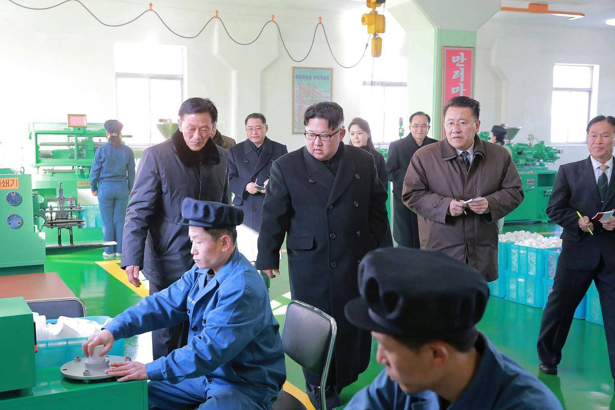 Kim Jong-Un visita uma fábrica de medicamentos em Pyongyang | -AFP