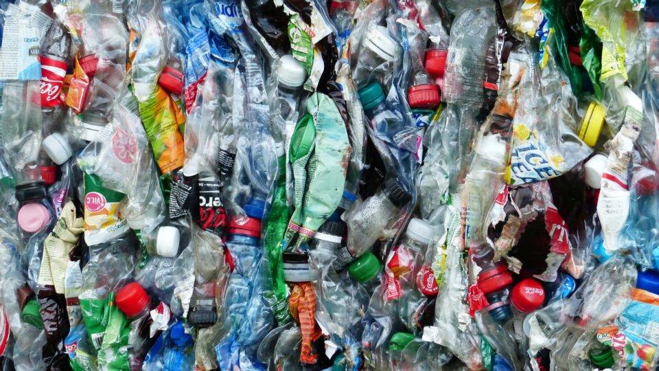 Boas intenções à parte, na maior parte do mundo a reciclagem é ineficiente e dá prejuízo Programas de reciclagem são apenas belas campanhas de relações públicas. Hoje várias cidades os abandonam pelo preço e ineficiência.