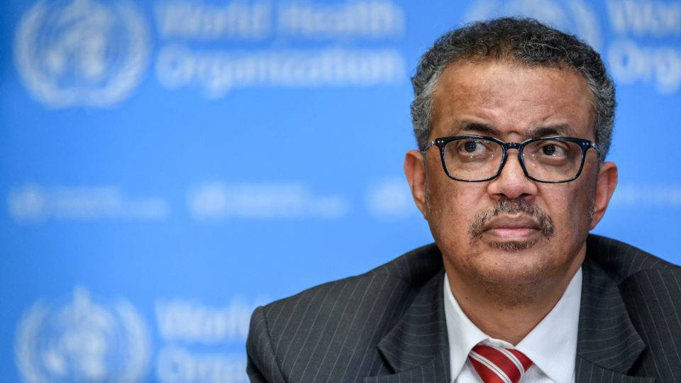 Quem é o dr. Tedros, diretor geral da OMS e amigo da China Filiado a um partido marxista, o etíope dr. Tedros foi eleito graças ao apoio da China. Sua atuação à frente da OMS tem sido motivo de críticas.