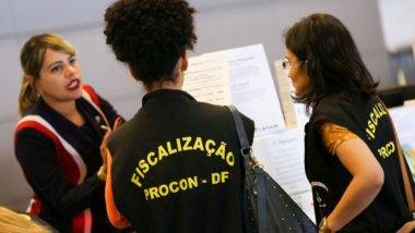 Discriminação pode deixar de agravar pena de quem violar direito do consumidor Fiscais do Procon: condutas discriminatórias referentes a cor, etnia, idade, sexo, opção sexual, religião, entre outras, podem sair da lista de agravantes à pena imposta a empresas que violam o direito do consumidor.