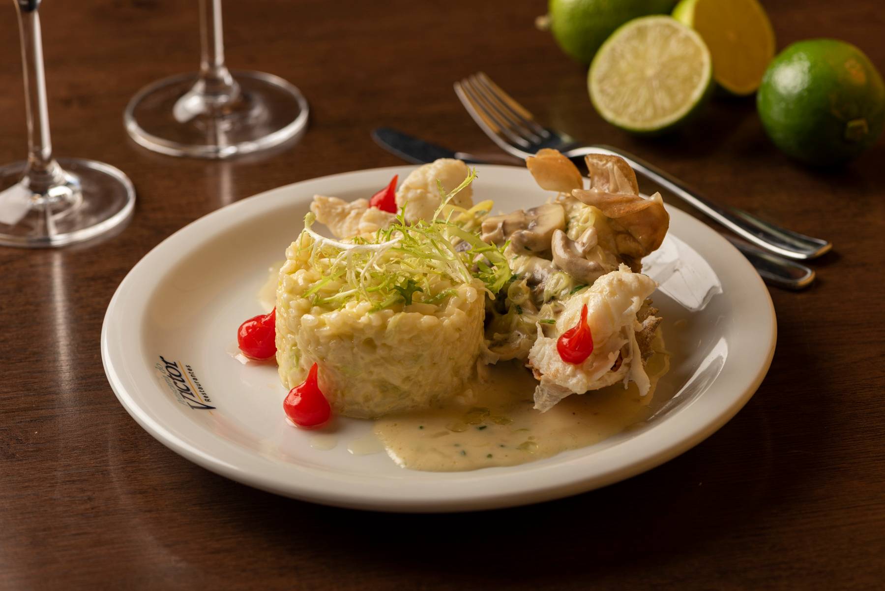 Na Petiscaria do Victor, a pedida é a lagosta cavaquinha grelhada com molho de champanhe e cogumelos Paris, acompanhada de risoto de alho-poró. Na Petiscaria do Victor, a pedida é a lagosta cavaquinha grelhada com molho de champanhe e cogumelos Paris, acompanhada de risoto de alho-poró.