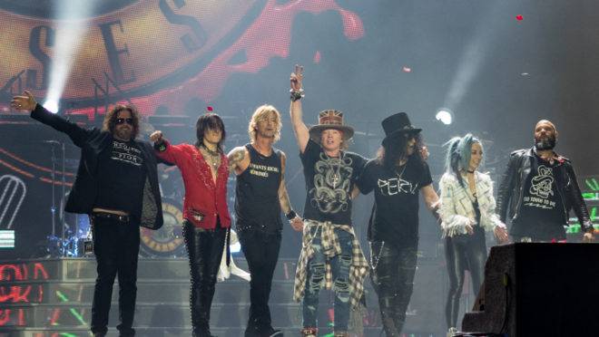 O Guns N' Roses durante show em Londres, em 2017