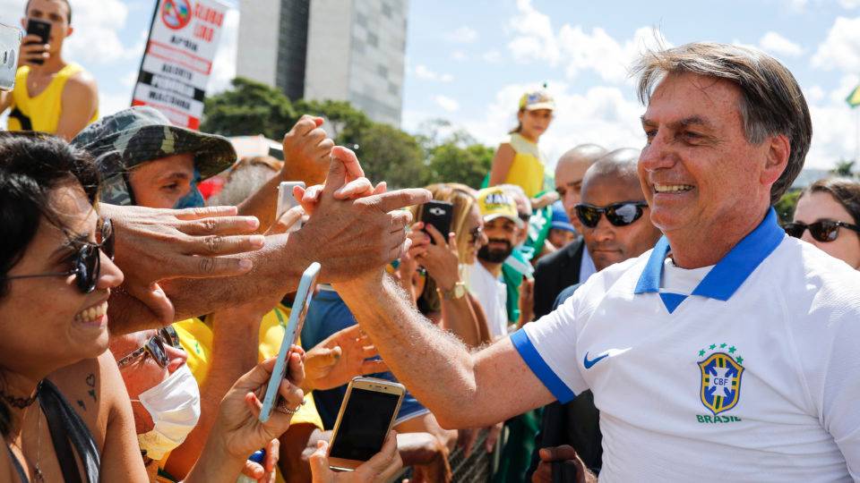 Não espere outra coisa do presidente Presidente Jair Bolsonaro cumprimenta manifestantes em frente ao Palácio do Planalto, neste domingo (15).