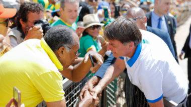 Bolsonaro cumprimenta apoiadores durante os protestos do domingo (15/03).