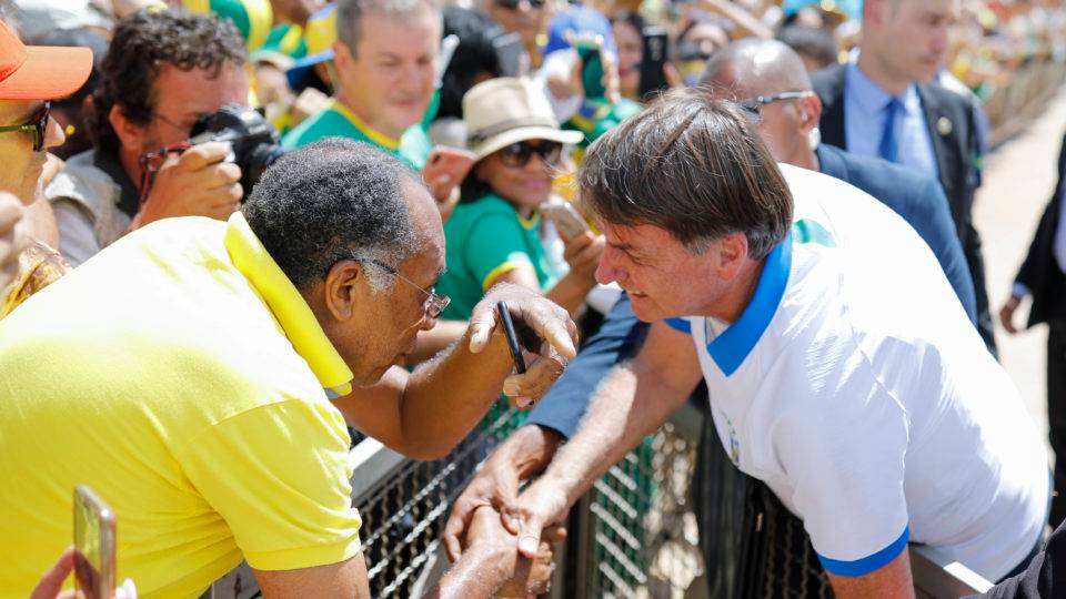 Bolsonaro minimiza pandemia e diz que novo coronavírus “não é tudo isso” Bolsonaro cumprimenta apoiadores durante os protestos do domingo (15/03).