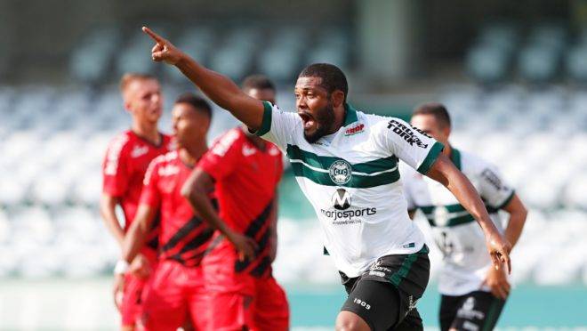 Coritiba não teve dificuldade para bater o Athletico no clássico