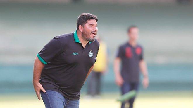 Treinador Eduardo Barroca pede que Federação suspenda Paranaense