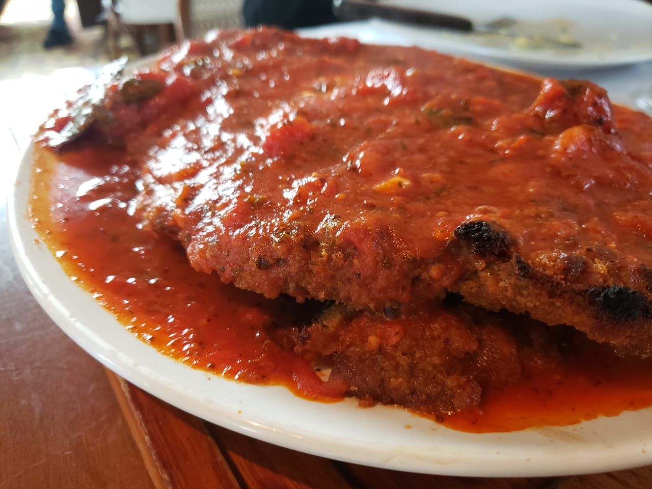 Milanesa a la parmeggiana, um dos pratos campeões do Las Tablas, entrou no menu de harmonização com os vinhos espanhóis. Milanesa a la parmeggiana, um dos pratos campeões do Las Tablas, entrou no menu de harmonização com os vinhos espanhóis.