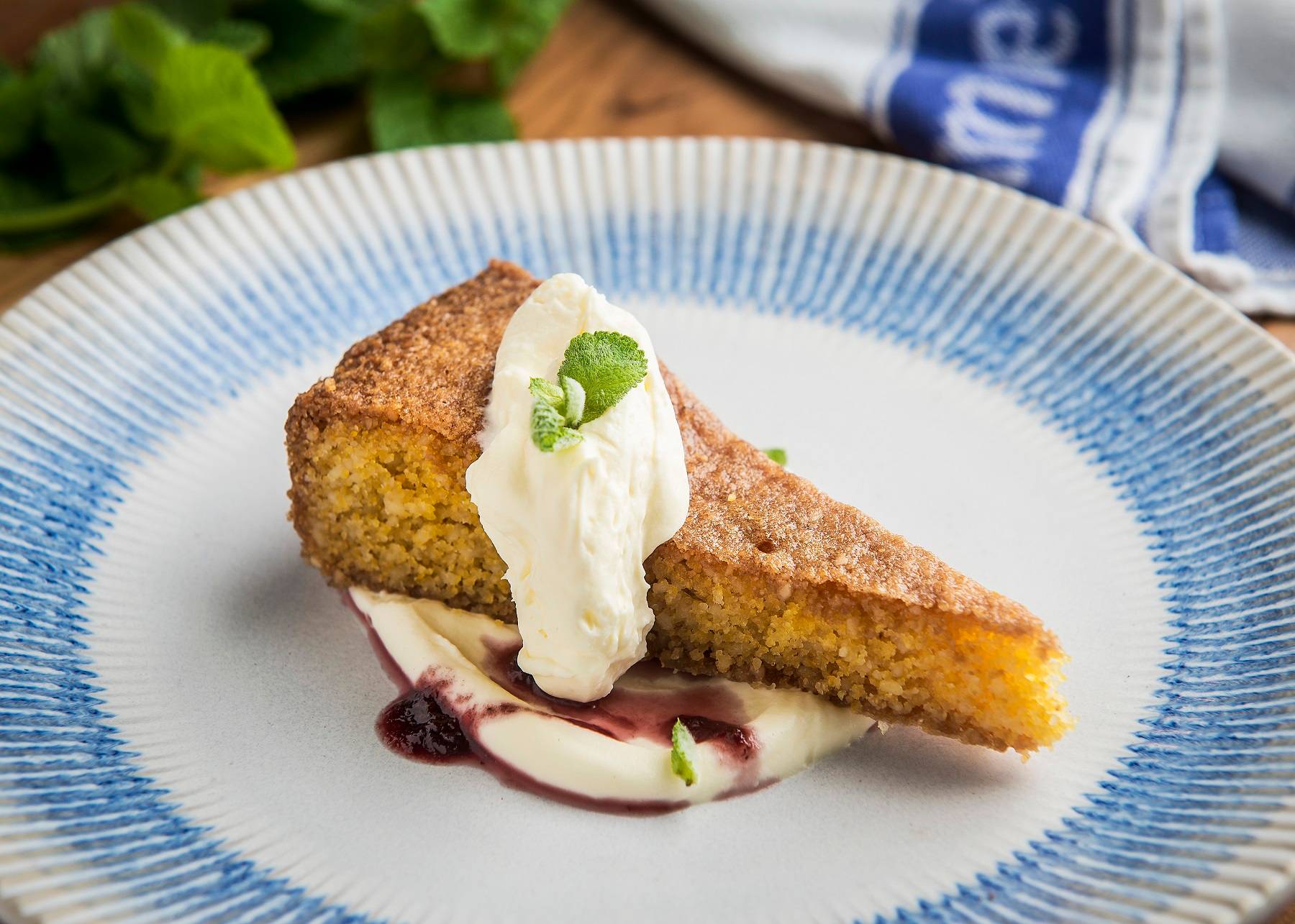 A tradicional polenta é o ingrediente principal de uma das sobremesas do Jamie's Italian Curitiba. A torta de polenta tem toque de limão e é servida com compota de morangos. A tradicional polenta é o ingrediente principal de uma das sobremesas do Jamie's Italian Curitiba. A torta de polenta tem toque de limão e é servida com compota de morangos.