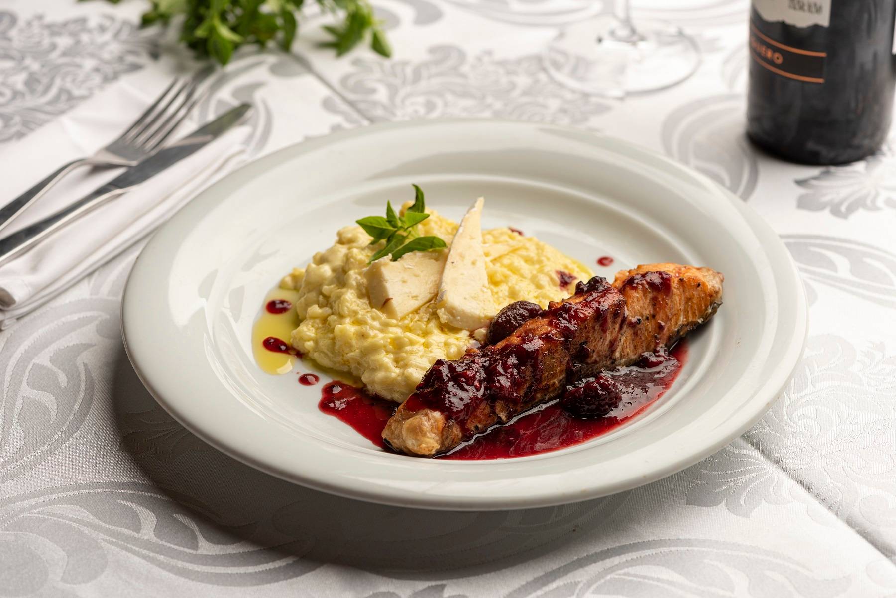 Risoto de queijo brie com salmão grelhado e calda de frutas vermelhas, um dos destaques do menu do Anarco Restaurante, nas suas unidades do Batel ou do Mercado Municipal. Risoto de queijo brie com salmão grelhado e calda de frutas vermelhas, um dos destaques do menu do Anarco Restaurante, nas suas unidades do Batel ou do Mercado Municipal.