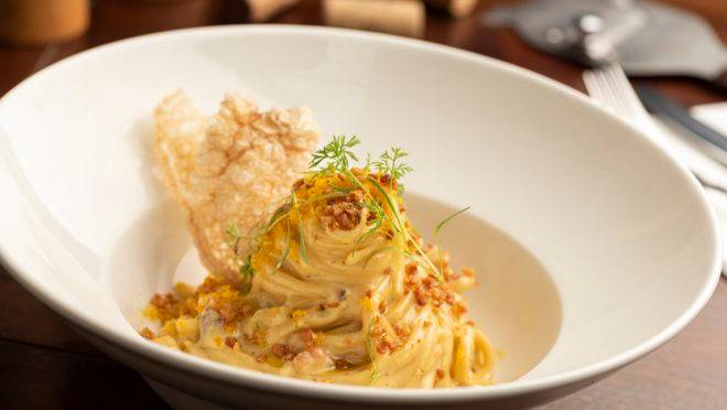 Massas e outras receitas típicas italianas são destaque no Festival Bom Gourmet. É o caso do linguini à carbonara caipira com gema curada e crocante de porco com trufas da Tartuferia San Paolo.