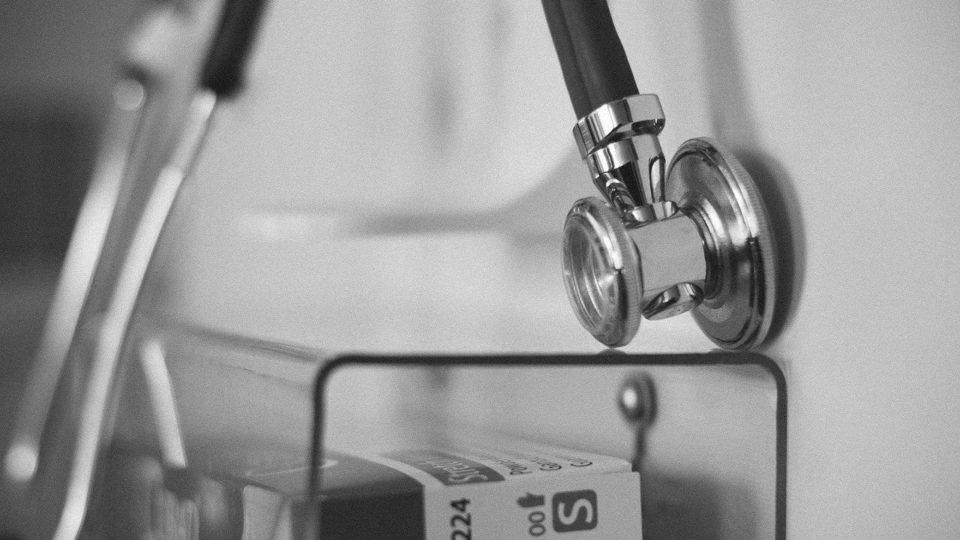“Estamos na época da medicina BBB”, diz diretor do Albert Einstein Profissionais da área da saúde devem preencher cadastro e realizar curso