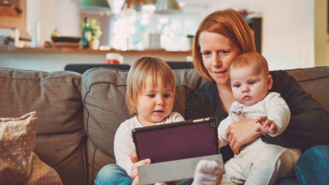 Os desafios da mãe que fica em casa são grandes também – não os minimize