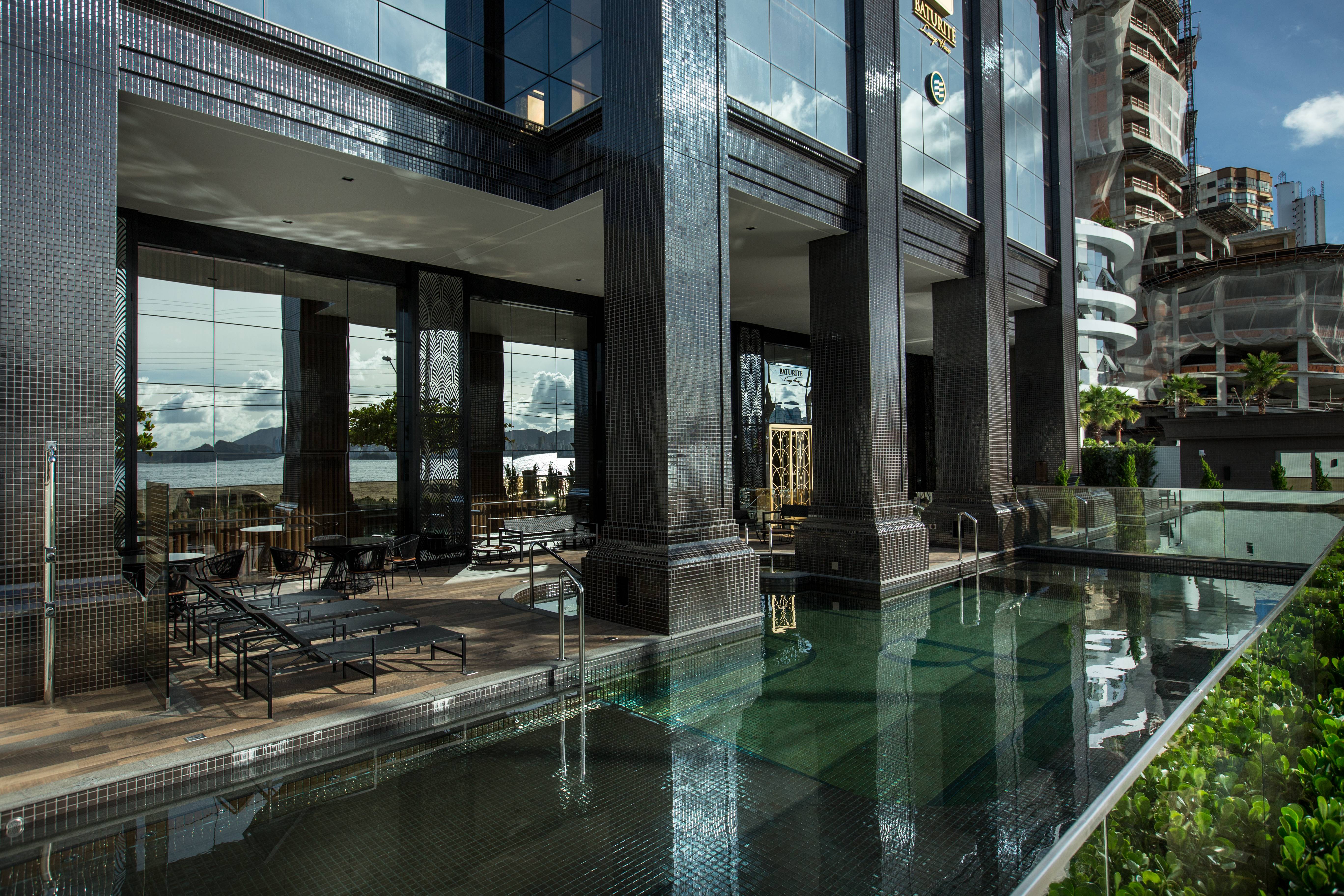 Também localizado em Balneário Camboriú, um dos projetos mais emblemáticos da Embraed é o Baturité Lounge House, um prédio contemporâneo, com referências urbanas e cosmopolitas. Também localizado em Balneário Camboriú, um dos projetos mais emblemáticos da Embraed é o Baturité Lounge House, um prédio contemporâneo, com referências urbanas e cosmopolitas.