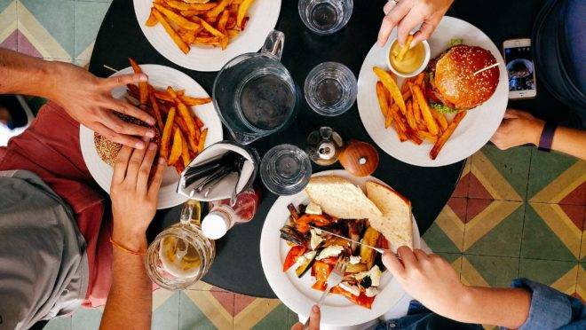 Cuidados dos restaurantes garantem segurança do cliente.