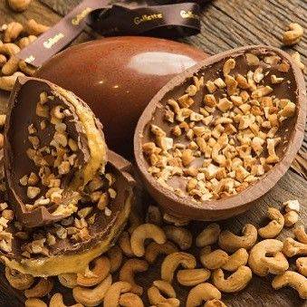 Ovo de chocolate ao leite 40% cacau com a casca recheada com ganache de araçá e castanhas-decaju salpicadas, da marca Gallette Chocolates. Ovo de chocolate ao leite 40% cacau com a casca recheada com ganache de araçá e castanhas-decaju salpicadas, da marca Gallette Chocolates.