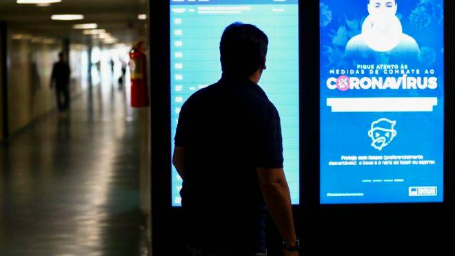 Governo anuncia medidas emergenciais para combater a pandemia do novo coronavírus no Brasil.